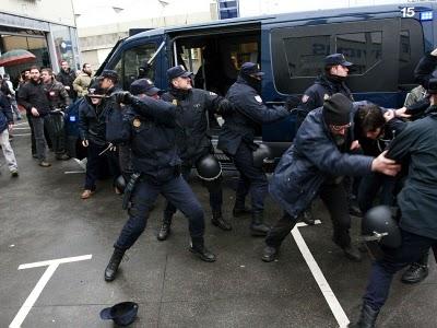 Unha carga policial neoclásica