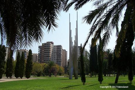 Monumento a Ausiàs March del escultor Andreu Alfaro. Monumento a Ausiàs March del escultor Andreu Alfaro.