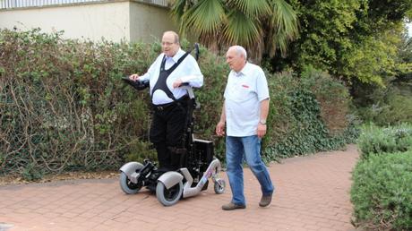 Amit Goffer, creador de UPnRIDE y ReWalk, da un paseo por primera vez desde 1997. Foto cortesía.