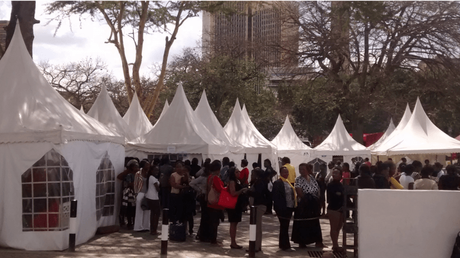 Mujeres hacen cola para pruebas de cáncer cervical en Kenia. Foto cortesía de MobileODT.