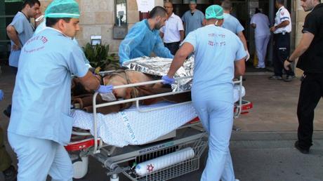 Un civil sirio herido es transferido al Centro Médico Ziv, en Safed. Foto de Simon Haddad/Ziv Medical Center. 