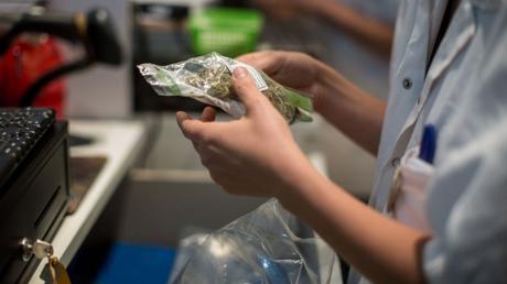 Un farmaceuta dispensa marihuana médica en la tienda Tikun Olam, en Tel Aviv. Foto de Hadas Parush/FLASH90.