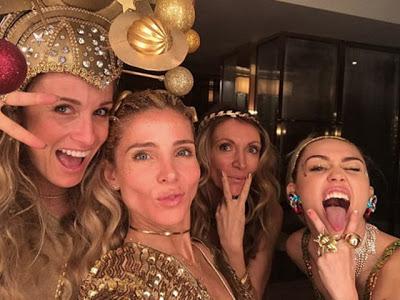 Elsa Pataky despide el año con Miley Cyrus