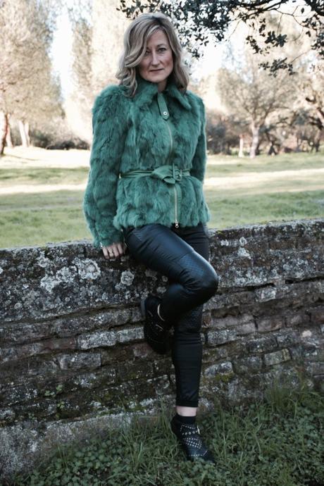 pelo-verde-cuero-rock-lace-black-moto-hairstyle-seventies