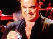 Robbie Williams limpia manos luego saludar fans (VIDEO)
