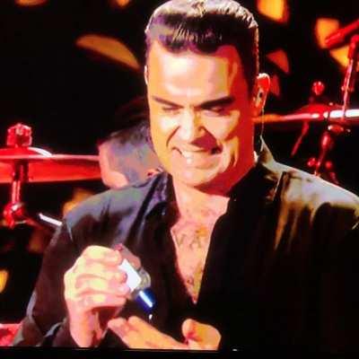 Robbie Williams se limpia las manos luego de saludar a sus fans (VIDEO)
