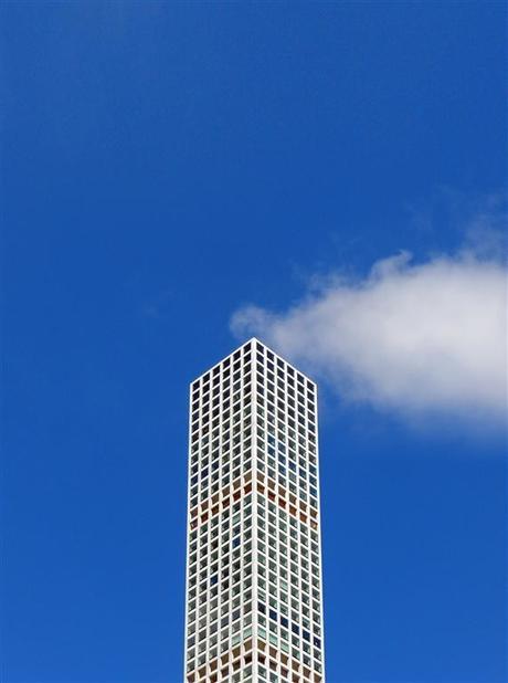 Reimaginando edificios y estructuras de la mano de Nikola Olic Smokingbuilding