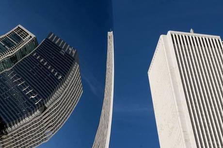 Reimaginando edificios y estructuras de la mano de Nikola Olic Reflection