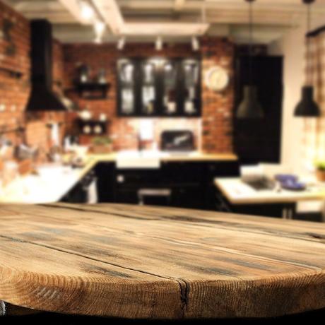 Una mesa de madera en la cocina dándole más estilo rústico al lugar