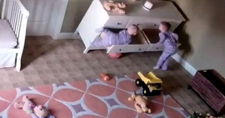 El increíble momento en que un niño de dos años rescata a su hermano aplastado por un mueble [VIDEO]