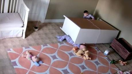 El increíble momento en que un niño de dos años rescata a su hermano aplastado por un mueble [VIDEO]