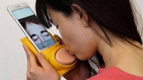 Lo más raro: Crean dispositivo que permite “dar y sentir besos” con tu smartphone Lo más raro: Crean dispositivo que permite “dar y sentir besos” con tu smartphone