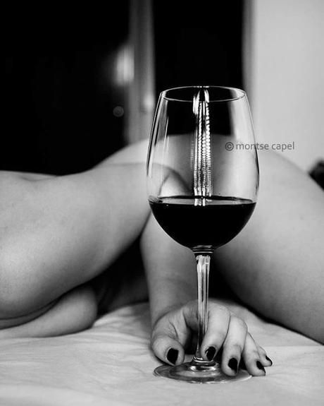 sheismoon:La copa era como ella, transparente y frágil, llena de...