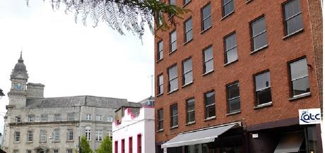 Conoce algunas de las escuelas que puedes elegir para tu curso de inglés