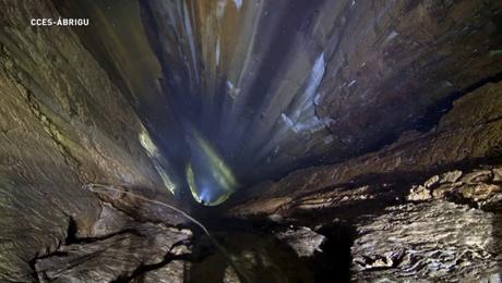 Cueva de 435,92 metros situada en la ladera de Porracolina, en la vertiente del valle de Calseca, en Ruesga. 