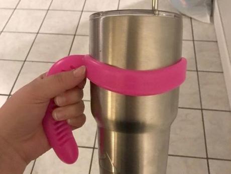 Pensó que su mamá le había regalado un juguete sexual y cuando descubrió lo que era todo se volvió más confuso descarga