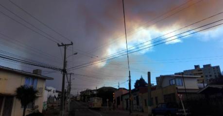 El drama del bombero que siguió combatiendo el fuego mientras su propia casa se quemaba El drama del bombero que siguió combatiendo el fuego mientras su propia casa se quemaba