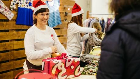 The Salvation Army envuelve regalos con ropa de segunda mano