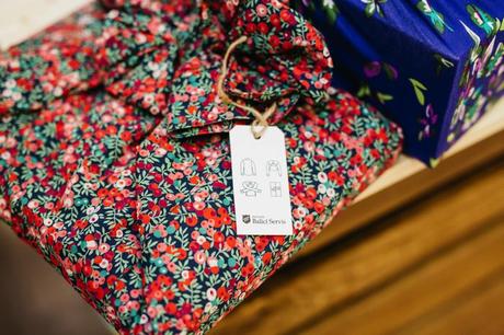 The Salvation Army envuelve regalos con ropa de segunda mano