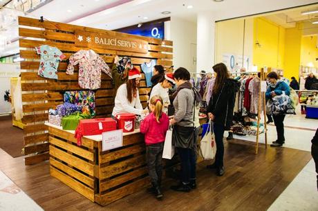 The Salvation Army envuelve regalos con ropa de segunda mano