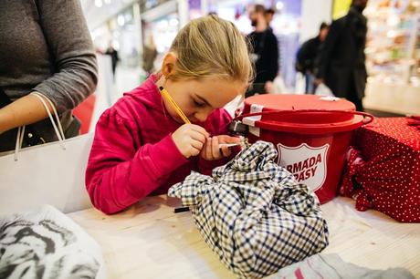 The Salvation Army envuelve regalos con ropa de segunda mano