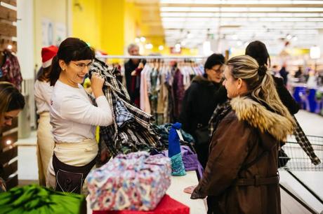 The Salvation Army envuelve regalos con ropa de segunda mano