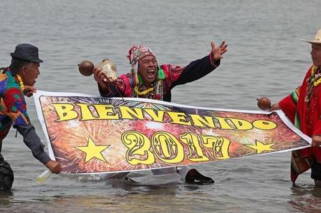 Chamanes peruanos durante un ritual para atraer la suerte, junto al mar de la ciudad de Lima, Perú, en las primeras horas del 2017. (Foto Prensa Libre: EFE).