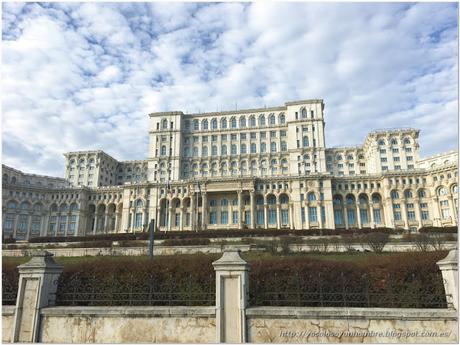 Palacio del Parlamento, es tan grande que no entra entero en la foto