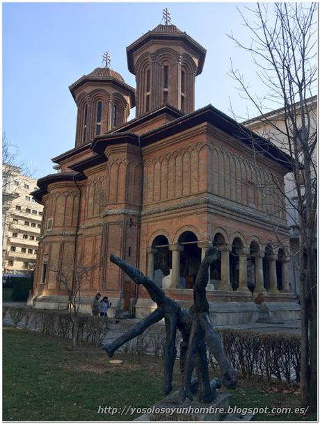 iglesia Kretzulescu, la más antigua, contrasta entre tanto edificio moderno