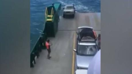 Conductor dejó su auto en un ferry y olvidó un “pequeño detalle” que terminó con su 4×4 en el mar Conductor dejó su auto en un ferry y olvidó un “pequeño detalle” que terminó con su 4×4 en el mar