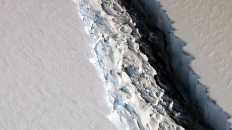 El gigantesco iceberg que está a punto de separarse de la Antártica