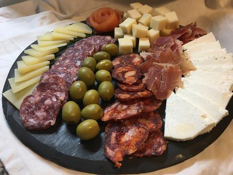 Tabla de quesos canarios sobre platos en pizarra