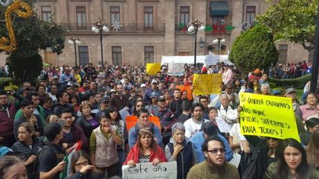 Peña, Carreras, la misma chingadera: gritan en Plaza de Armas