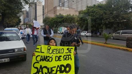 Peña, Carreras, la misma chingadera: gritan en Plaza de Armas