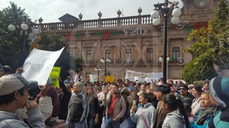 Peña, Carreras, la misma chingadera: gritan en Plaza de Armas