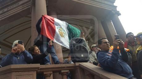 Peña, Carreras, la misma chingadera: gritan en Plaza de Armas