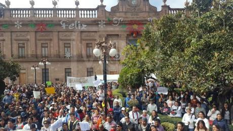 Peña, Carreras, la misma chingadera: gritan en Plaza de Armas