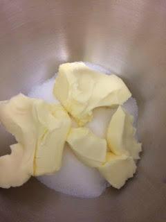 PLUMCAKE DE FRUTAS CONFITADAS, PIÑONES Y AGUA DE AZAHAR