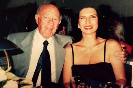 Mujer descubre que su marido se había divorciado hace 20 años para proteger su fortuna