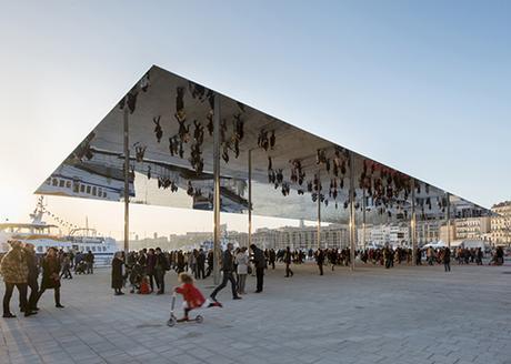 dezeen PABELLÓN ESPEJO EN VIEUX PORT DE FOSTER