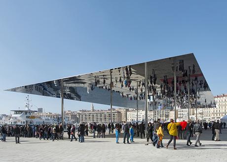 dezeen PABELLÓN ESPEJO EN VIEUX PORT DE FOSTER