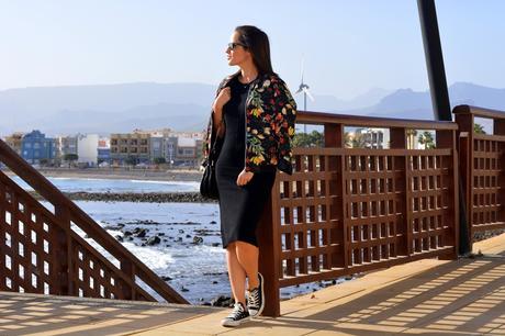 OUTFIT CON BOMBER DE FLORES