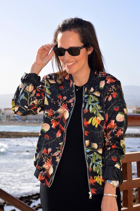 OUTFIT CON BOMBER DE FLORES