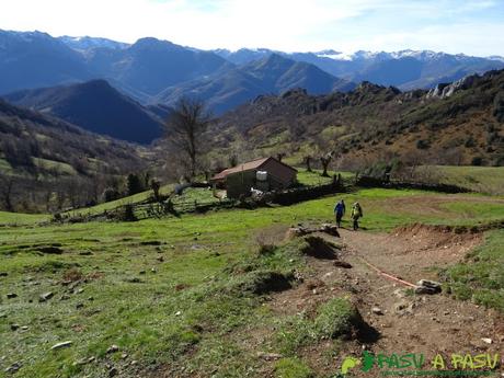 Ruta subiendo ladera Cuchu en Aller