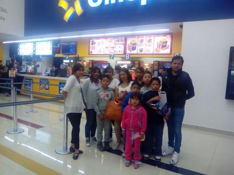 Niños huerfanos acuden al cine por primera vez en el Día de Reyes