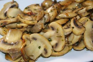 Hongos a la vinagreta con pan tostado / Vinaigrette mushrooms with toasted bread