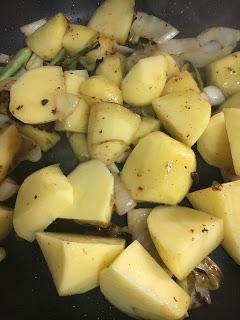 Salchichas Frescas Con Patatas Y Lombarda