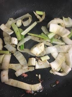 Salchichas Frescas Con Patatas Y Lombarda