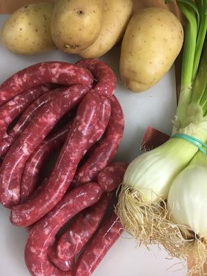 Salchichas Frescas Con Patatas Y Lombarda