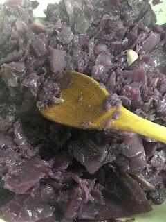 Salchichas Frescas Con Patatas Y Lombarda